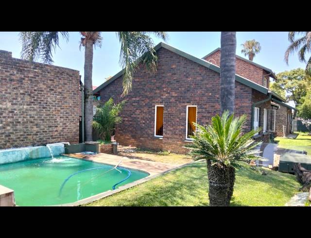 5 BEDROOM HOUSE FOR SALE IN SUIDERBERG